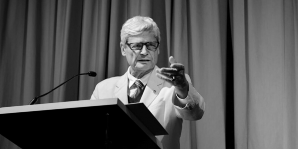 Paul Michael Lützeler giving acceptance speech for Friedrich-Gundolf-Preis.